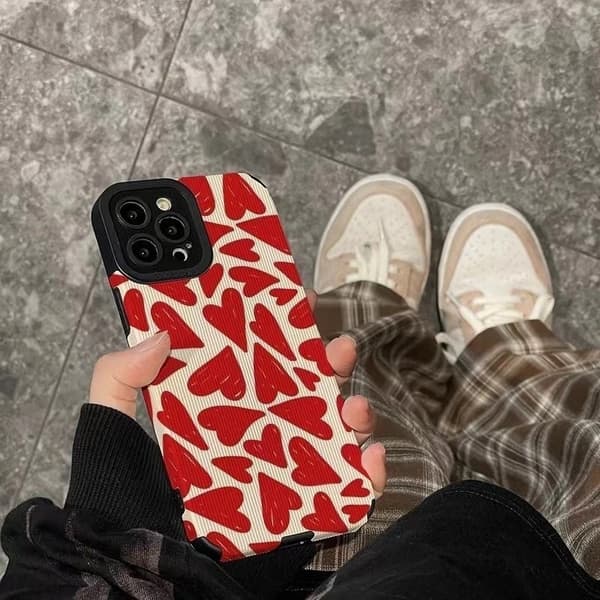 Skal till iPhone 15, Pro & Max söta hjärtan silikon röd