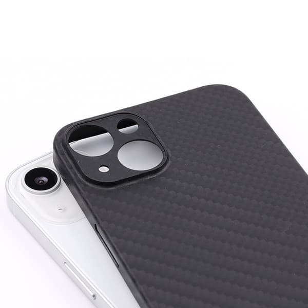 iPhone 15 - Slimmad profil och enkelhet i designen i Karbon
