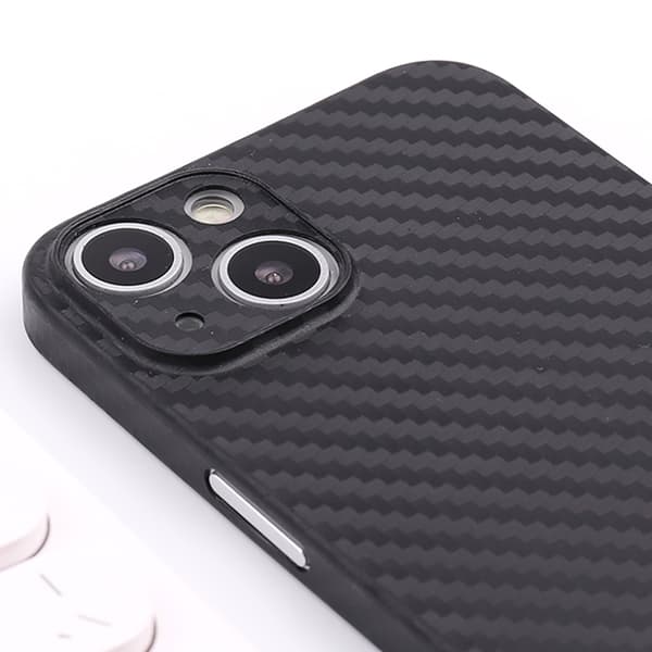 iPhone 15 - Slimmad profil och enkelhet i designen i Karbon