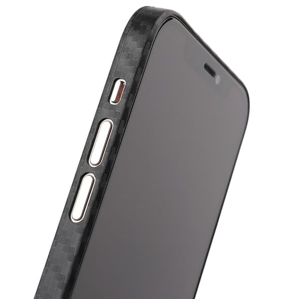 iPhone 15 - Slimmad profil och enkelhet i designen i Karbon