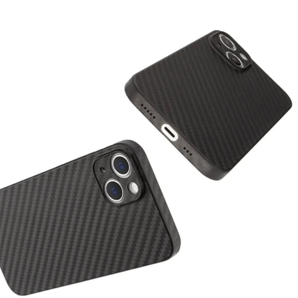 iPhone 15 - Slimmad profil och enkelhet i designen i Karbon