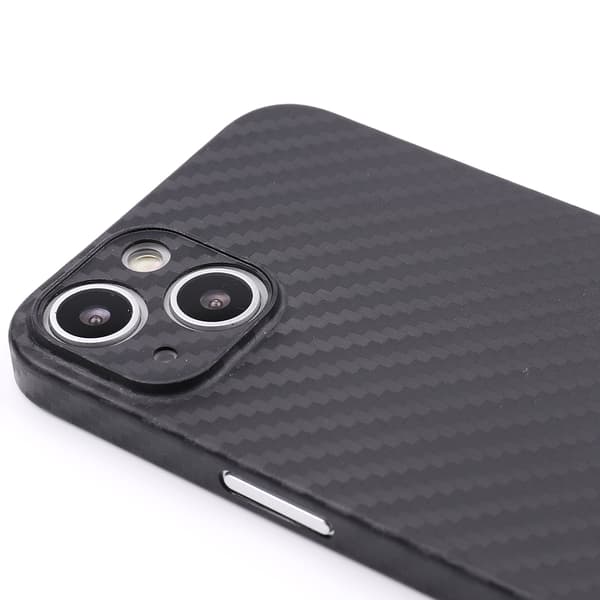 iPhone 15 - Slimmad profil och enkelhet i designen i Karbon