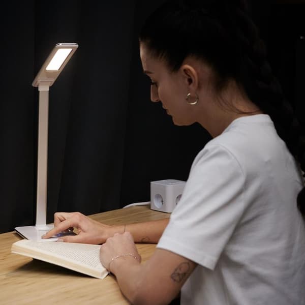 Huslog Lampa med Trådlös Laddare - Vit