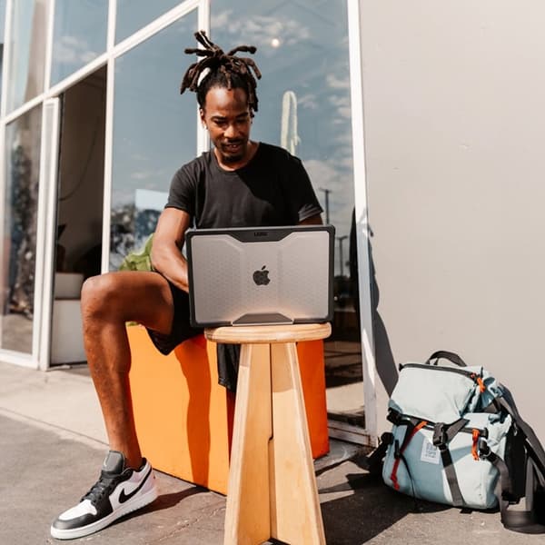 UAG Plyo för MacBook Pro 16" 2021/2024 - Is