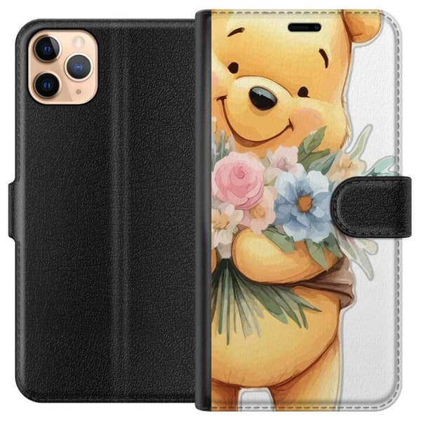 Apple iPhone 11 Pro Max Lompakkokotelo Nalle Puh kukkien kanssa - klassinen lasten suosikki kukkivassa keväisympäristössä
