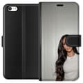 Pikkukuva 1 / 3: Apple iPhone SE (2016) Lompakkokotelo Kim Kardashian – Iconic Style Collection