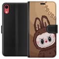 Miniatyrbilde 1 av 3: Apple iPhone XR Lommeboketui Labubu Sky Kosebamse - Hvit og Blå Design med Søt Stil