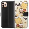Pikkukuva 1 / 3: Apple iPhone 11 Pro Max Lompakkokotelo Nalle Pooh - klassinen karhumotiivi uudessa tulkinnassa