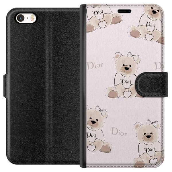 Apple iPhone 5s Plånboksfodral Teddy Dior Vibes – lyxig nalle i fashionstil