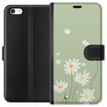 Miniatyrbild 1 av 3: Apple iPhone 5s Plånboksfodral Prästkragar – blommigt mönster i svensk sommarstil