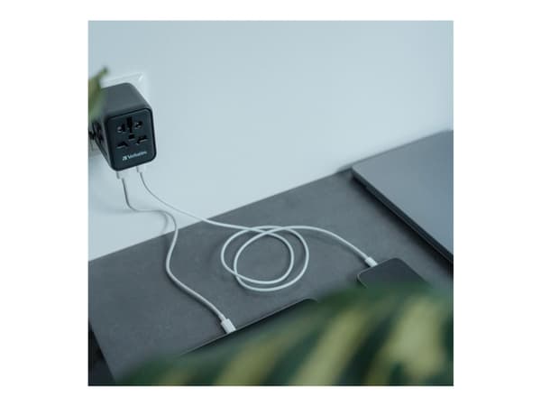 Verbatim Universal Travel Adapter UTA-02, jossa 1xUSB-A, 1xUSB-C vähittäismyyntipakkaus