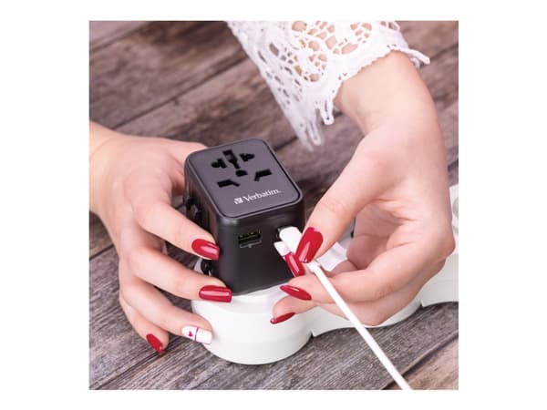 Verbatim Universal Travel Adapter UTA-02, jossa 1xUSB-A, 1xUSB-C vähittäismyyntipakkaus