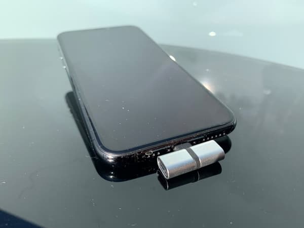 LADEADAPTER TIL IPHONE (LAD OG LYTT SAMTIDIG)