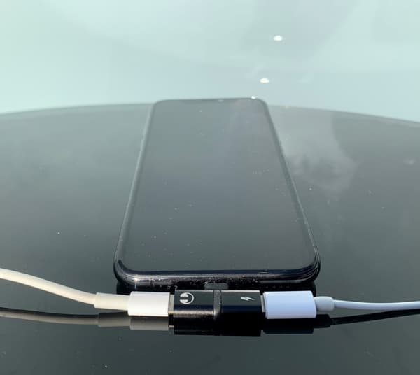 LADEADAPTER TIL IPHONE (LAD OG LYTT SAMTIDIG)