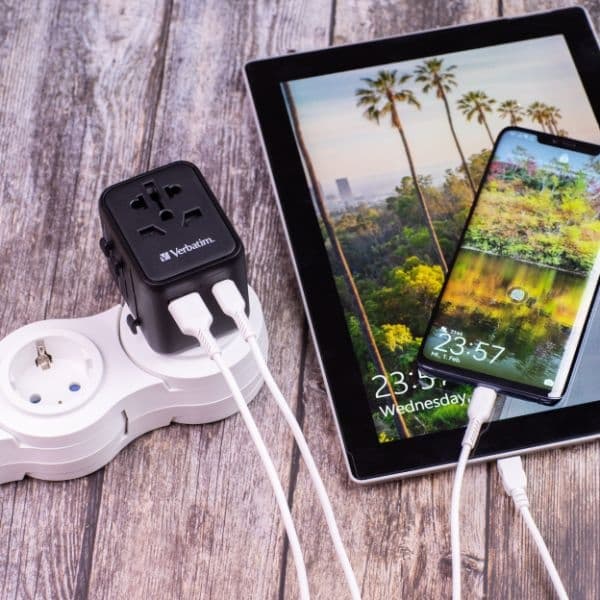 Verbatim EU/UK/US reiseadapter 2xUSB-A/USB-C PD 20W UTA-02 svart/svart 49544