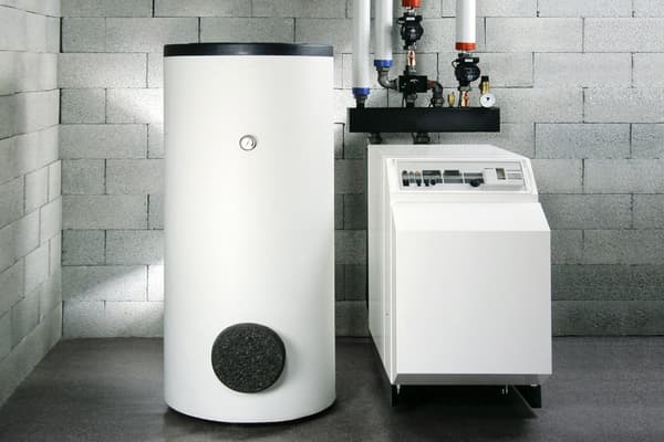Varavirtalähde KEMOT PROsinus-2000 muunnin puhtaalla siniaalto- ja lataustoiminnolla 12V 230V 2000VA/1200W - musta