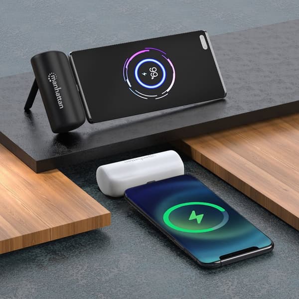 Manhattan Power Bank integroidulla USB-C-liittimellä, 5000 mAh, jopa 20 W:n lähtöteho, jalusta puhelimen lataustelineeksi, musta