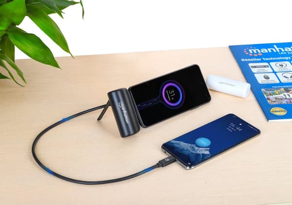 Manhattan Power Bank integroidulla USB-C-liittimellä, 5000 mAh, jopa 20 W:n lähtöteho, jalusta puhelimen lataustelineeksi, musta