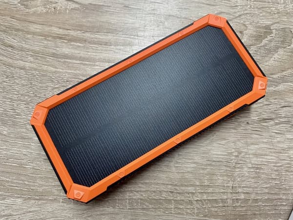 AURINKOVARAAVARA 4xUSB 20000mAh 20W INDUKTIOSUOJAUS IP65