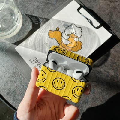 Iskunkestävä kansi Airpods Prolle iloisilla hymiöillä