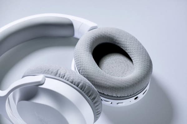 Razer Barracuda X (2022) langattomat pelikuulokkeet – Mercury White (PC/PlayStation/Switch/Android)