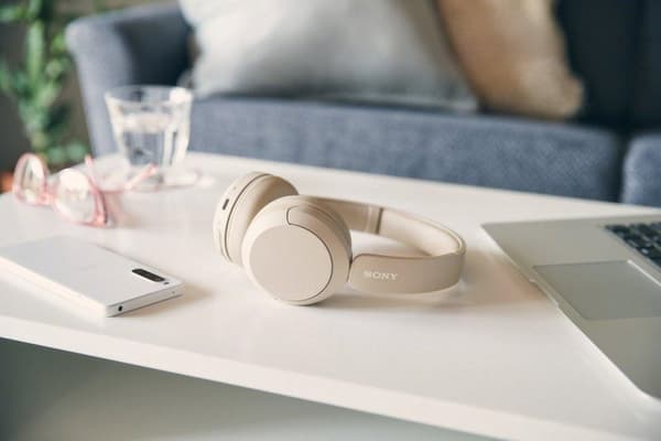 Sony WH-CH520 - Hovedtelefoner med mikrofon - on-ear - Bluetooth - trådløs - beige