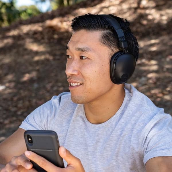 JLAB Studio Pro Bluetooth-kuulokkeet - 50+ tunnin akku - Musta