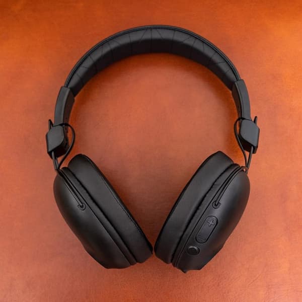 JLAB Studio Pro Bluetooth-kuulokkeet - 50+ tunnin akku - Musta