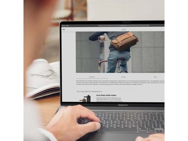 "Moshi Umbra - MacBook Pro 16"" (M1, 2021) näytön suojakalvo yksityisyyssuodattimella (musta reunus)"