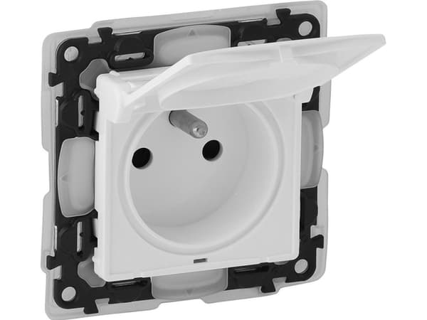 Legrand Enkel stikkontakt m/u 2P+Z IP44 med skodder hvit (753179)