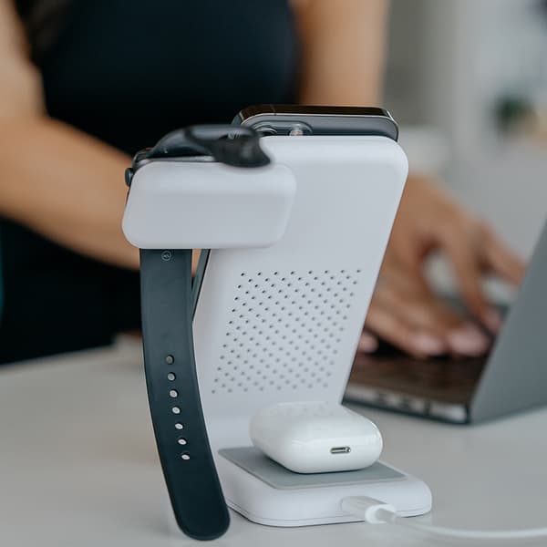 STM ChargeTree Swing – 3-i-1 trådløs oplader til iPhone, AirPods og Apple Watch (hvid)