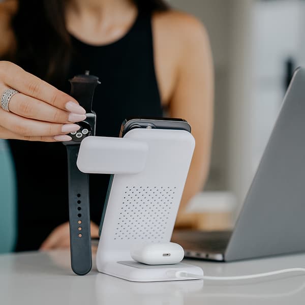 STM ChargeTree Swing – 3-i-1 trådløs oplader til iPhone, AirPods og Apple Watch (hvid)