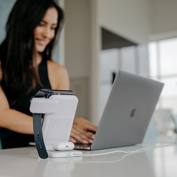 STM ChargeTree Swing – 3-i-1 trådløs oplader til iPhone, AirPods og Apple Watch (hvid)