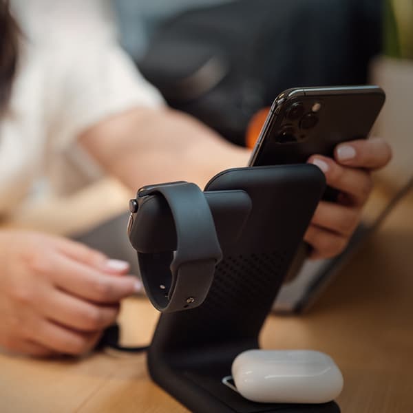 STM ChargeTree Swing – 3-i-1 trådlös laddare för iPhone, AirPods och Apple Watch (svart)