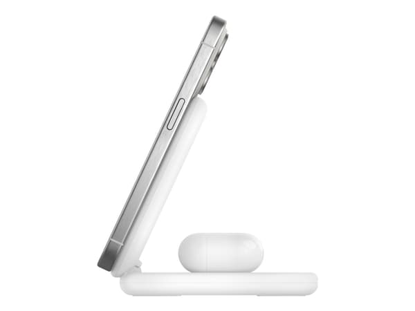 Belkin BoostCharge 2-in-1 - Trådlöst laddställ - magnetisk, hopfällbar, med Qi2 + växelströmsadapter - 15 Watt - Fast Charge - vit - för Apple iPhone