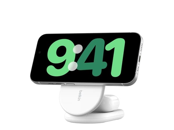Belkin BoostCharge 2-in-1 - Trådlöst laddställ - magnetisk, hopfällbar, med Qi2 + växelströmsadapter - 15 Watt - Fast Charge - vit - för Apple iPhone