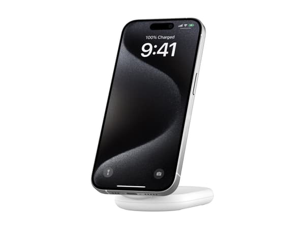 Belkin BoostCharge - Trådløst ladestativ - magnetisk, sammenleggbar, med Qi2 + AC-strømadapter - 15 watt - 3 A - Fast Charge, Power Delivery 3.1 - hv