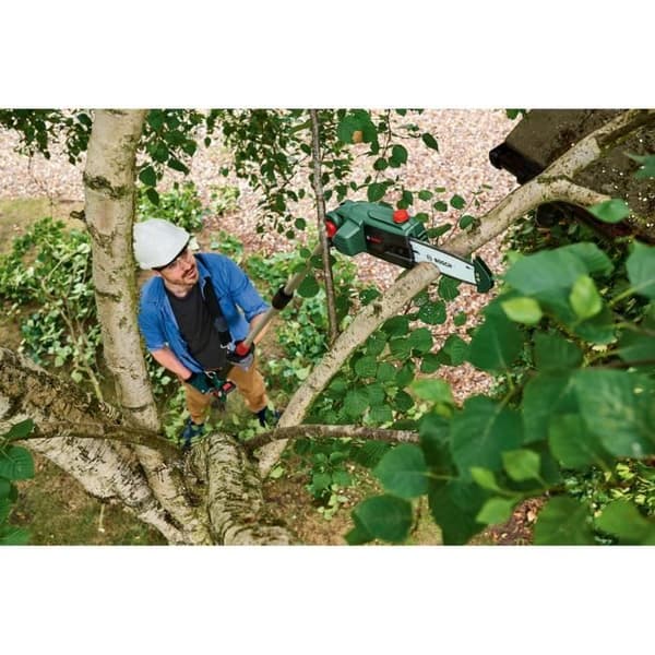 Bosch sladdlös stolpbeskärare - UniversalChainPole 18 (Levereras utan 18V-2,5Ah batteri eller laddare, 18V system, skärning: 15cm)