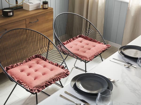 Sittdyna Rosa sammet 40 x 40 cm med volanger Tuftad stolsdyna Glam Retro
