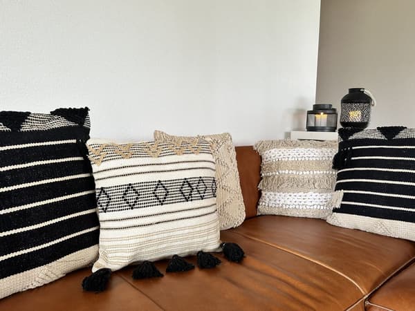 Prydnadskudde Beige Svart Bomull 45 x 45 cm Geometriskt mönster Tofsar Handvävd Avtagbara överdrag