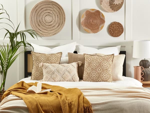 Set med 2 Dekorativa Kuddar Beige Bomull Geometriskt Mönster 45 x 45 cm Folkkultur Design Dekor Tillbehör