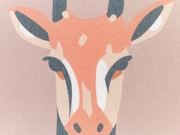 Sett med 2 dekorative puter pastellrosa dyreprint 45 x 45 cm giraffmotiv moderne safariinnredning
