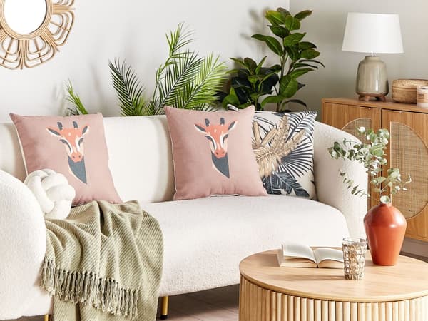 Sett med 2 dekorative puter pastellrosa dyreprint 45 x 45 cm giraffmotiv moderne safariinnredning