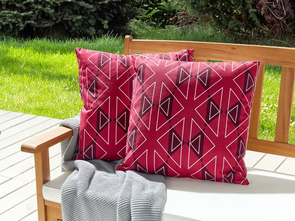 Sett med 2 hageputer i rosa polyester med geometrisk mønster 45 x 45 cm firkantet Moderne utendørs uteplass Vannbestandig