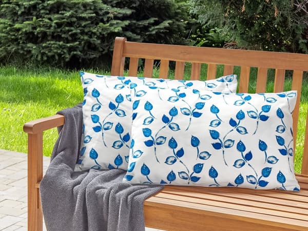 Sett med 2 hageputer i hvitt og blått polyester 40 x 60 cm Rektangulær pute med bladmotiv i moderne design