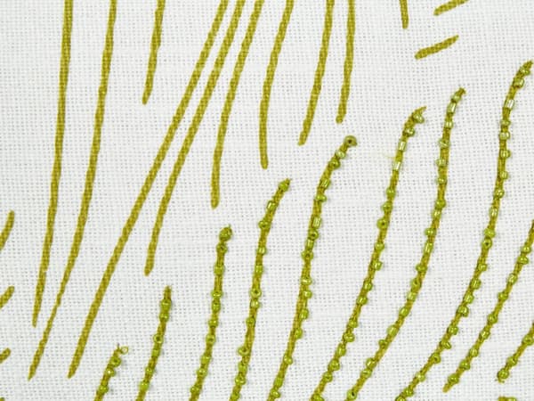 Spredningspute Hvit og grønn bomull 30 x 50 cm Rektangulær håndlaget pute med broderte blader og blomstermotiv Avtakbart trekk