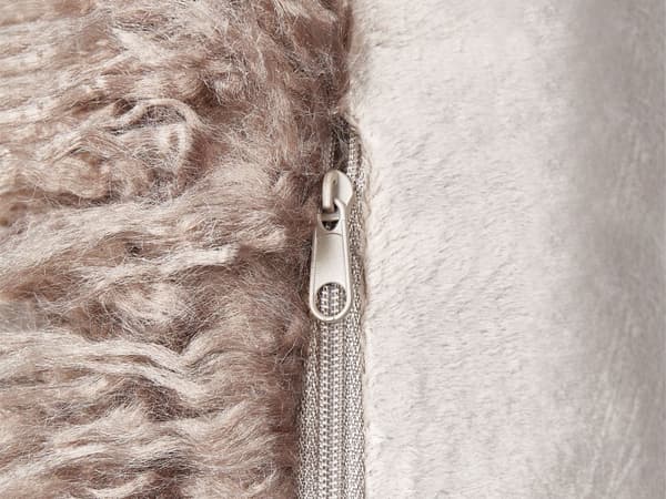 Set med 2 Prydnadskuddar Beige Fuskpäls 45 x 45 cm Mjuka Fluffiga Prydnadskuddar Sovrum Vardagsrum