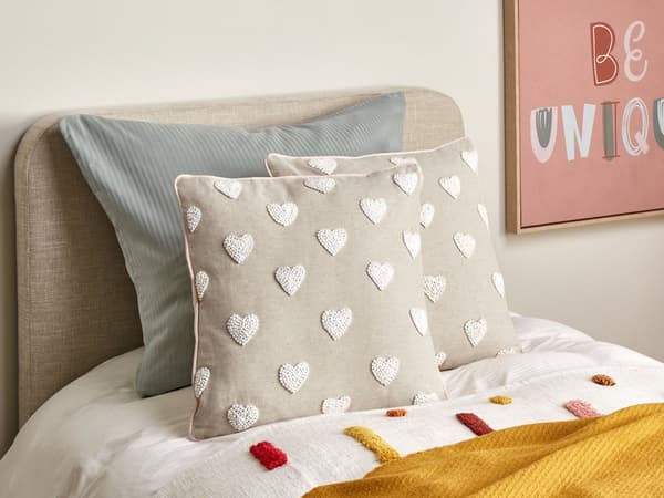 Spredningspute Beige bomull 45 x 45 cm Kastepute med brodert hjertemønster