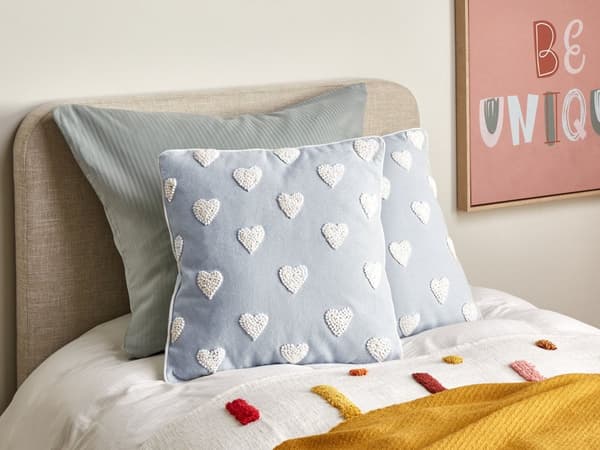 Set om 2 prydnadskuddar Grå bomull 45 x 45 cm Broderat hjärtmönster