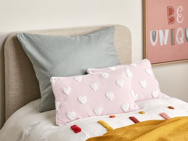 Set om 2 prydnadskuddar i rosa bomull 30 x 50 cm med broderat hjärtmönster